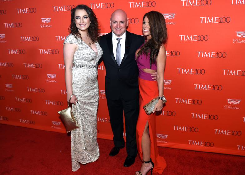 Scott Kelly, Samantha Kell and Amiko Kauderer attend the Time 100 Gala celebrating the Time 100 issue of the Most Influential People at The World at Jazz at Lincoln Center on April 26, 2016 in New York. / AFP PHOTO / TIMOTHY A. CLARYTIMOTHY A. CLARY/AFP/Getty Images