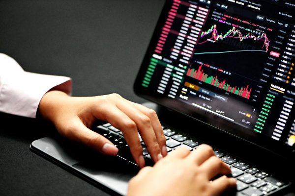 Navigating Volatility: Essential Lessons From a Trading Pro