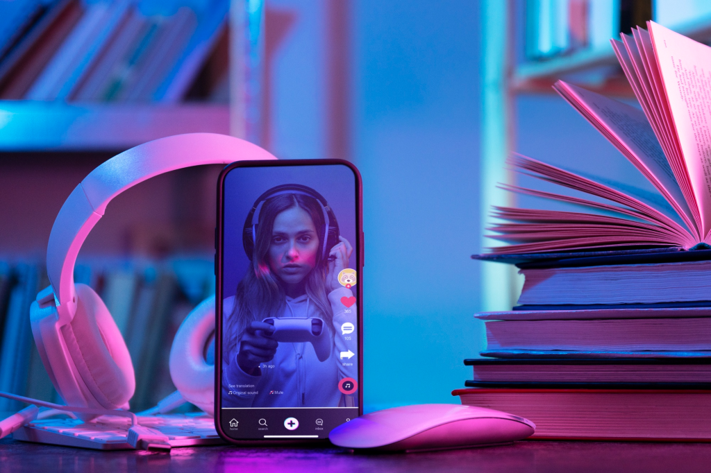https://www.magnific.com/free-photo/still-life-books-versus-technology_36290049.htm#fromView=search&page=1&position=3&uuid=40c014a6-510c-498a-ac99-d7c6bd5724ba&track=ais_hybrid&query=5+best+tiktok+growth+tools+to+pair+with+ai+content+creation